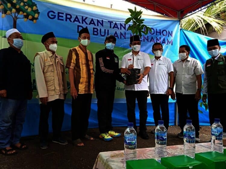 TANAM POHON: Lembaga Penanggulangan Bencana dan Perubahan Iklim Nahdlatul Ulama (LPBI - NU) Kota Tangsel mengadakan kegiatan bertajuk “Gerakan Menanam Pohon di Bulan Menanam” di Pesantren Al-Tsaniyyah Kelurahan Buaran Kecamatan Serpong. (JARKASIH/SATELITNEWS.ID)