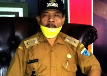 Effendi Hidayat, Kades Teluk Lada, Kecamatan Sobang, saat ditemui di Pandeglang, Selasa (23/11/2021). (MARDIANA/SATELITNEWS.ID)
