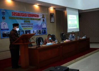 SOSIALISASI - Penjabat Sekda Kabupaten Pandeglang, Taufik Hidayat, membuka acara Sosialisasi SPAM-BM tahun 2022, di Aula Setda Pandeglang, Kamis (4/11/2021). (ISTIMEWA)