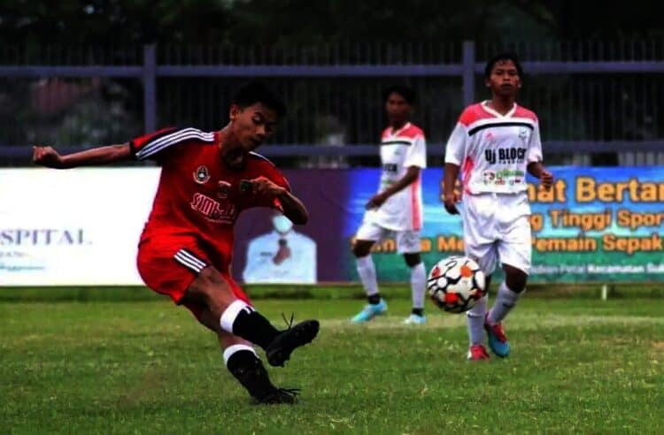 TENDANG BOLA: Peserta Tangerang Junior League (TJL) 2021 menendang bola dalam pertandingan. 
(ISTIMEWA)