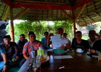 MENGUNDURKAN DIRI–Mantan Ketua dan Pengurus DPC PPP Kabupaten Serang, Heri Azhari menunjukan surat pengunduran dirinya dari PPP, Selasa (9/11/2021). (ISTIMEWA)