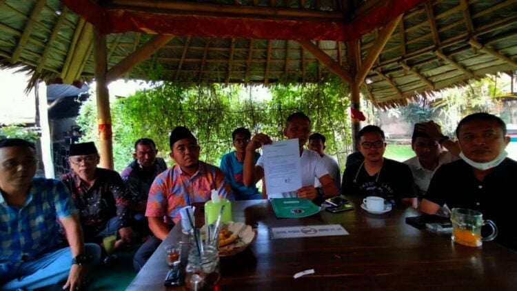 MENGUNDURKAN DIRI–Mantan Ketua dan Pengurus DPC PPP Kabupaten Serang, Heri Azhari menunjukan surat pengunduran dirinya dari PPP, Selasa (9/11/2021). (ISTIMEWA)