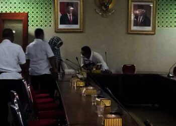 Camat Kragilan, Epon Anih Ratnasih (kiri), berbincang dengan Bagian Hukum Setda Kabupaten Serang, usai menggelar rapat terkait lahan PAUD dan Desa Kendayakan. (ISTIMEWA)
