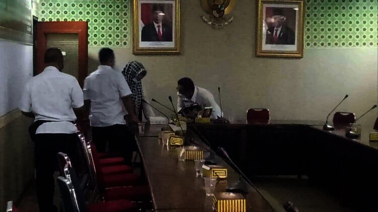 Camat Kragilan, Epon Anih Ratnasih (kiri), berbincang dengan Bagian Hukum Setda Kabupaten Serang, usai menggelar rapat terkait lahan PAUD dan Desa Kendayakan. (ISTIMEWA)