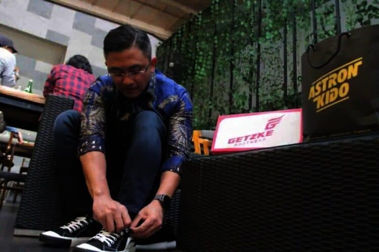 Wagub Banten, Andika Hazrumy, menunjukan sepatu merk Getzke, di ICCF. Sepatu tersebut, produk pelaku ekonomi kreatif dari Kota Serang. (ISTIMEWA)