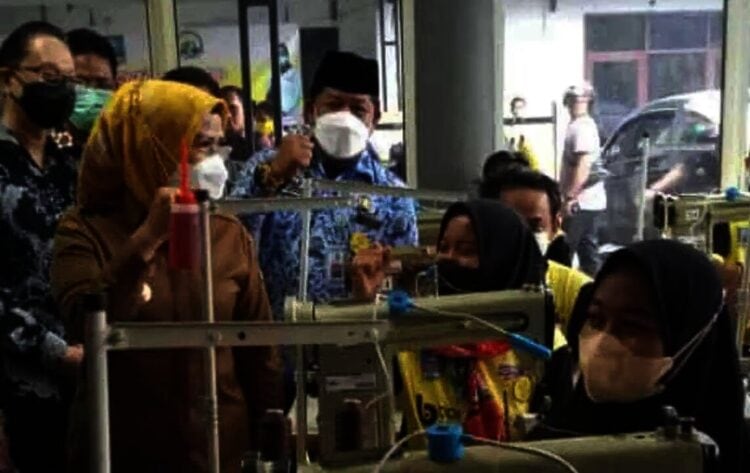 Bupati Serang, Ratu Tatu Chasanah, meninjau kegiatan pelatihan menjahit  di kantor PT SBM,  Senin (29/11/2021). (ISTIMEWA)