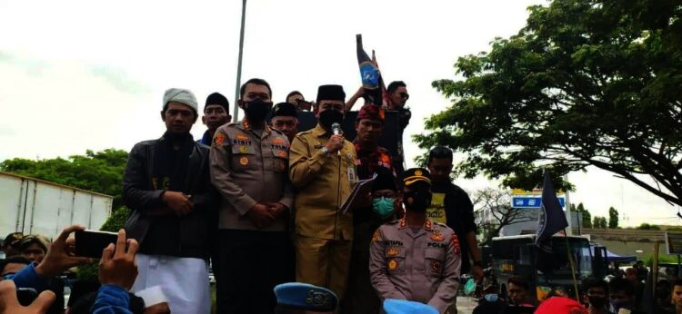 Asda I Pemkab Serang, Nanang Supriatna, menaiki mobil komando untuk menyampaikan pernyataan mengenai rencana pembongkaran THM di JLS, Selasa (30/11/2021). (ISTIMEWA)