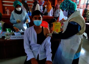 Petugas kesehatan dari Dinkes Kabupaten Serang, sedang melakukan vaksinasi terhadap masyarakat, Minggu (31/10/2021). (ISTIMEWA)