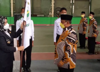 Bupati Serang Ratu Tatu Chasanah, menyerahkan bendera pataka, simbolis pelantikan dan sumpah jabatan pengurus LPTQ Kabupaten Serang periode 2021 – 2024, Rabu (24/11/2021). (ISTIMEWA)
