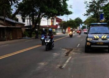 Personel kepolisian, mengecek lokasi terjadi Laka lantas yang menewaskan dua orang pengendara motor, di Ciruas, Kabupaten Serang, Senin (22/11/2021). (ISTIMEWA)