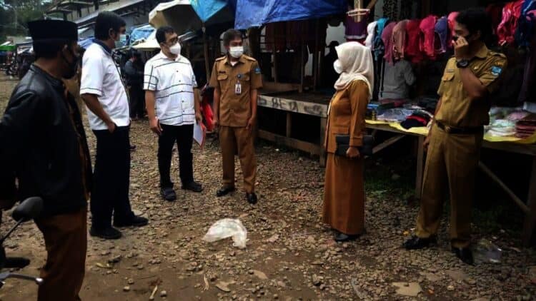 Analis Data dan Informasi Sekretariat Dirjen PDN Kemendagri (mengenakan kemeja putih,red), berbincang dengan jajaran Diskoperindag Kabupaten Serang, Senin (1/11/2021). Kedatangan mereka, untuk mengecek kondisi pasar. (ISTIMEWA)