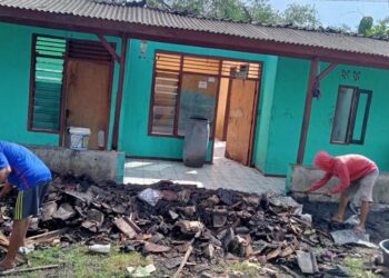 Sejumlah masyarakat, membersihkan puing-puing sisa kebakaran rumah, di Jawilan, Kabupaten Serang, Minggu (19/12/2021). (ISTIMEWA)