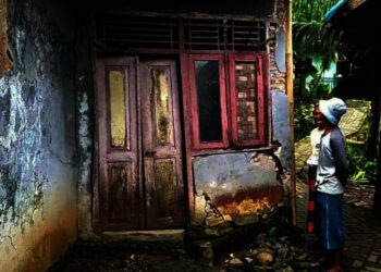 Warga menujukan kondisi rumahnya yang rusak, akibat fenomena pergeseran tanah, Rabu (1/11/2021). (ISTIMEWA)