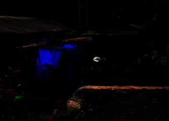 Pondasi rumah dibuat hingga menghalagi jalan umum di Desa Cigeulis, Kecamatan Cigeulis, Kabupaten Pandeglang. (ISTIMEWA)