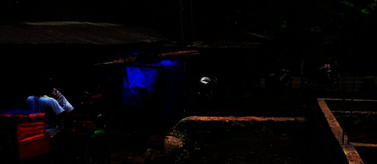 Pondasi rumah dibuat hingga menghalagi jalan umum di Desa Cigeulis, Kecamatan Cigeulis, Kabupaten Pandeglang. (ISTIMEWA)