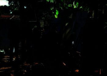 Kapolres Pandeglang, AKBP Belny Warlansyah, didampingi jajarannya sedang meninjau pembuatan sumur bor, Jumat (3/12/2021). (ISTIMEWA)