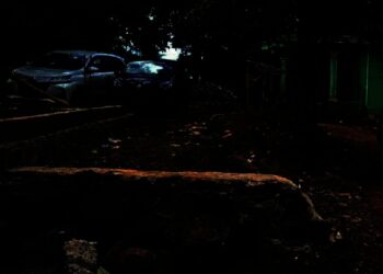 Pondasi bangunan di Kampung Citapis, Desa Cigeulis, Kecamatan Cigeulis, Kabupaten Pandeglang, yang dianggap mengganggu kepentingan umum. (ISTIMEWA)