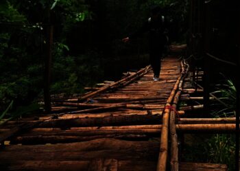 Warga sangat berhati-hati, saat melintas di Jembatan Ciliman yang kondisinya sudah sangat memprihatinkan. (ISTIMEWA)