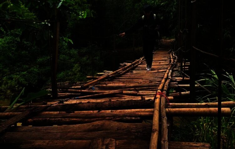 Warga sangat berhati-hati, saat melintas di Jembatan Ciliman yang kondisinya sudah sangat memprihatinkan. (ISTIMEWA)