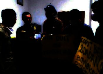 Mahasiswa memberikan uang receh Rp 1000, yang dikemas dalam amplop dan poster kepada anggota Satpol PP, yang sedang piket di Kantor Bupati Pandeglang, Senin (20/12/2021). (NIPAL SUTIANA/SATELITNEWS.ID)