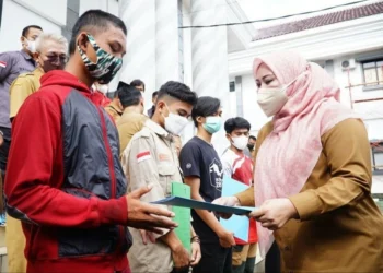 Bupati Pandeglang, Irna Narulita, secara simbolis memberikan tambahan hadiah kepada atlet juara Bupati Cup 2021, di lingkungan Setda Pandeglang, Senin (20/12/2021). (ISTIMEWA)