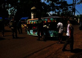 DITERTIBKAN–Anggota Satpol PP Pandeglang bersama petugas gabungan, sedang menertibkan lapak para PKL, di Alun-alun Menes, Rabu (29/12/2021). (ISTIMEWA)