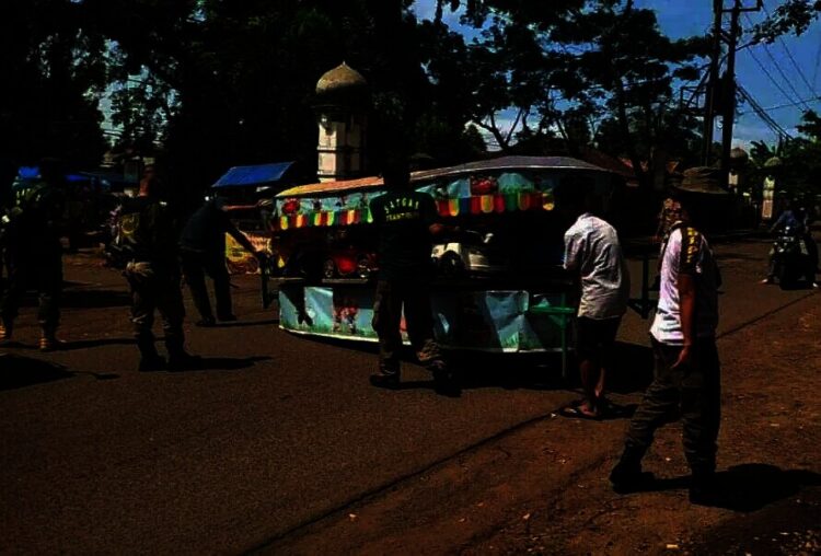 DITERTIBKAN–Anggota Satpol PP Pandeglang bersama petugas gabungan, sedang menertibkan lapak para PKL, di Alun-alun Menes, Rabu (29/12/2021). (ISTIMEWA)