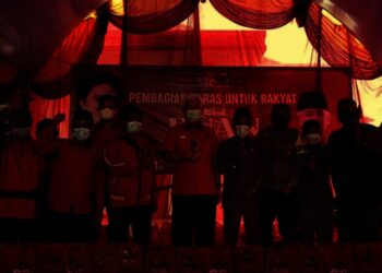 Anggota Komisi III DPR RI Fraksi PDI Perjuangan, Ichsan Soelistio, berfoto bersama saat pembagian beras, di Kecamatan Baros, Kabupaten Serang, Selasa (28/12/2021). (ISTIMEWA)