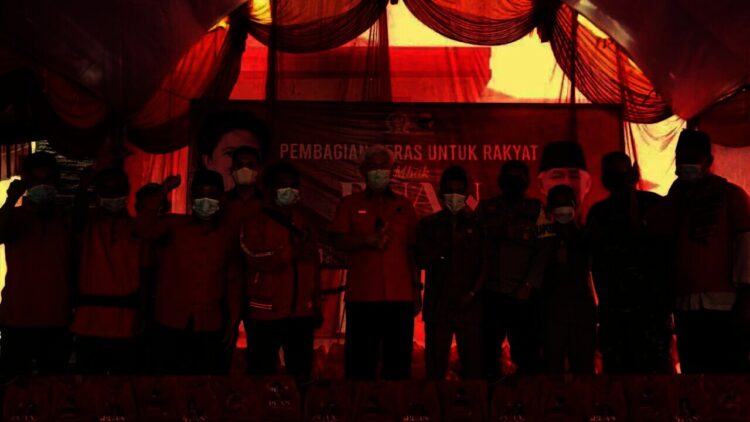 Anggota Komisi III DPR RI Fraksi PDI Perjuangan, Ichsan Soelistio, berfoto bersama saat pembagian beras, di Kecamatan Baros, Kabupaten Serang, Selasa (28/12/2021). (ISTIMEWA)