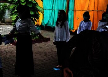 PEMERIKSAAN–Peserta Tes SKB CPNS di Kabupaten Serang, menjalani pemeriksaan saat akan memasuki ruangan tes, di salah satu hotel di Kota Serang, Rabu (15/12/2021). (SIDIK/SATELITNEWS.ID)