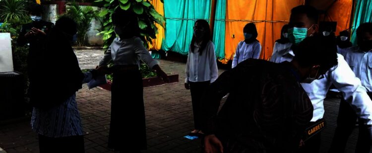 PEMERIKSAAN–Peserta Tes SKB CPNS di Kabupaten Serang, menjalani pemeriksaan saat akan memasuki ruangan tes, di salah satu hotel di Kota Serang, Rabu (15/12/2021). (SIDIK/SATELITNEWS.ID)