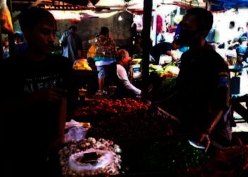 Petugas Diskoperindag Kabupaten Serang, melakukan pemantauan harga di salah satu pasar di Kabupaten Serang, Senin (20/12/2021). (ISTIMEWA)