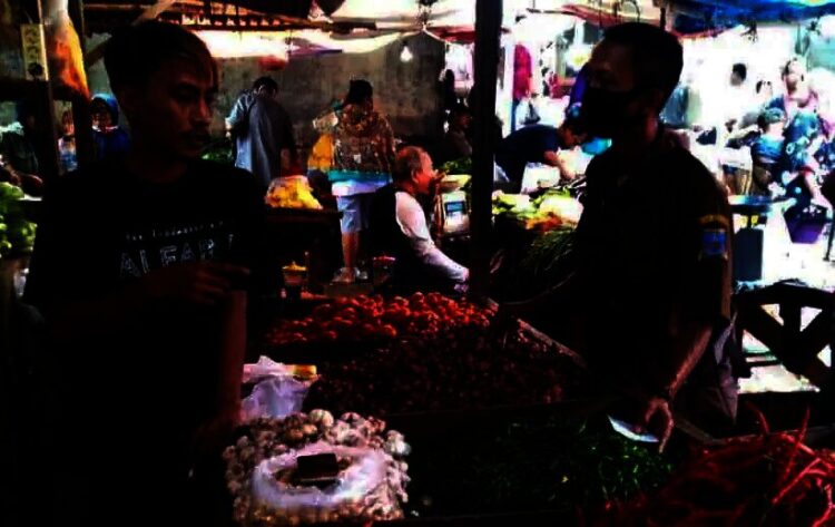 Petugas Diskoperindag Kabupaten Serang, melakukan pemantauan harga di salah satu pasar di Kabupaten Serang, Senin (20/12/2021). (ISTIMEWA)