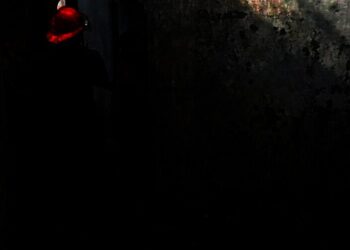 Tim Damkar Pemkab Serang melakukan penanganan kebakaran rumah milik Suyadi (58), warga Kampung Sumur Hejo, RT 17 RW 03, Desa Leuwilimus, Kecamatan Cikande, Kabupaten Serang, ludes terbakar, Selasa (14/12/2021), diduga akibat korsleting listrik. (ISTIMEWA)