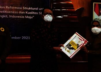 Gubernur Banten Wahidin Haim (WH), menyerahkan DIPA dan DA-TKDD tahun anggaran 2022 lingkup Provinsi Banten, kepada Bupati Serang Ratu Tatu Chasanah, Senin (6/12/2021). (ISTIMEWA)