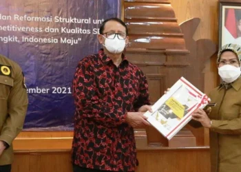 Gubernur Banten Wahidin Haim (WH), menyerahkan DIPA dan DA-TKDD tahun anggaran 2022 lingkup Provinsi Banten, kepada Bupati Serang Ratu Tatu Chasanah, Senin (6/12/2021). (ISTIMEWA)