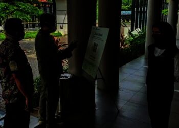 Kepala Dinas Satpol PP Kabupaten Serang, Ajat Sudrajat, mengecek barcode peduli lindungi di salah satu hotel di wilayah Anyer – Cinangka, Senin (27/12/2021). (ISTIMEWA)