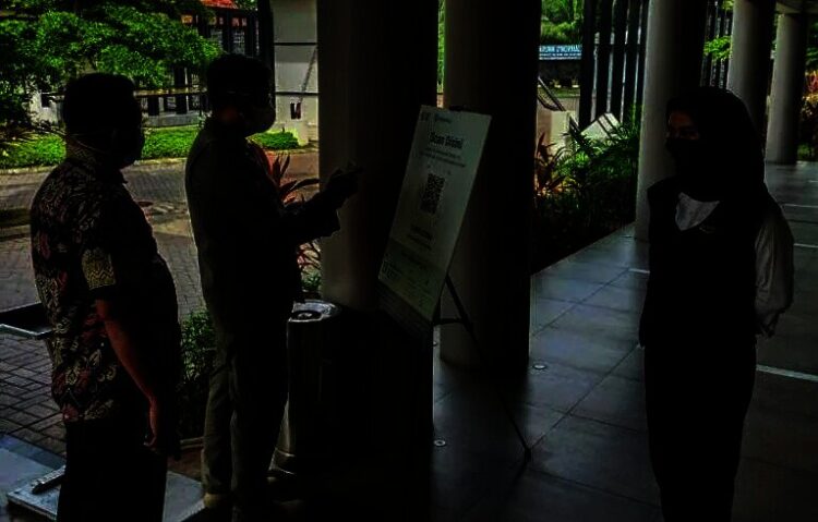 Kepala Dinas Satpol PP Kabupaten Serang, Ajat Sudrajat, mengecek barcode peduli lindungi di salah satu hotel di wilayah Anyer – Cinangka, Senin (27/12/2021). (ISTIMEWA)