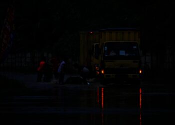 Foto Banjir di Jalan Pasar Kemis Akibat Luapan Kali