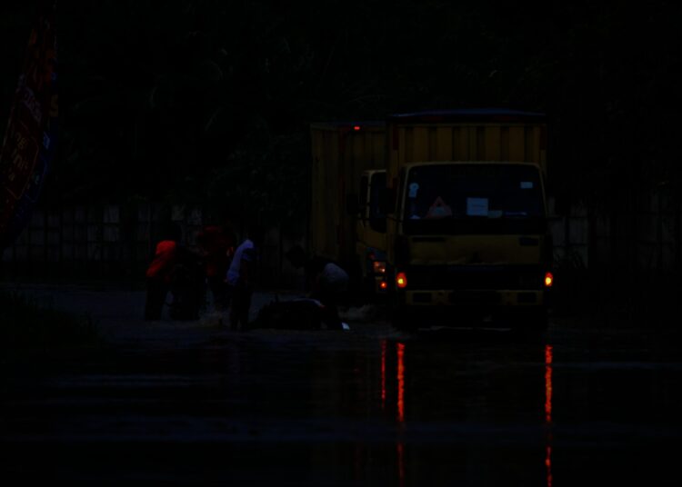 Foto Banjir di Jalan Pasar Kemis Akibat Luapan Kali