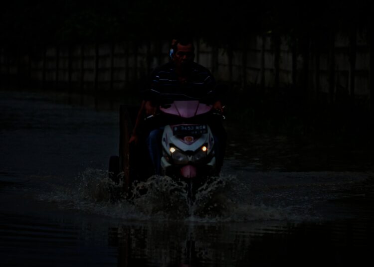 Foto Banjir di Jalan Pasar Kemis Akibat Luapan Kali