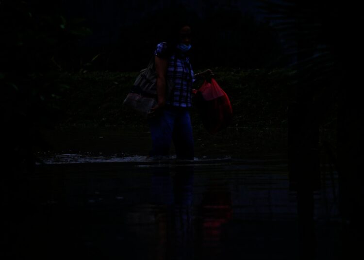 Foto Banjir di Jalan Pasar Kemis Akibat Luapan Kali