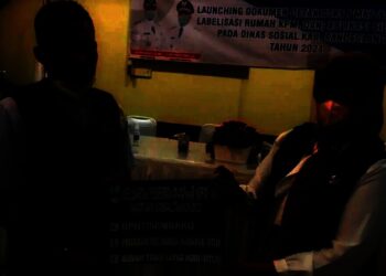 LABELISASI RUMAH KPM BANSOS–Kepala Dinsos Pandeglang, Nuriah, bersama Ketua Boedak Saung Kabupaten Pandeglang, Entus Hunaeni, menunjukkan cetakan untuk labelisasi rumah KPM Bansos di Kabupaten Pandeglang, Selasa (21/12/2021). (NIPAL SUTIANA/SATELITNEWS.ID)