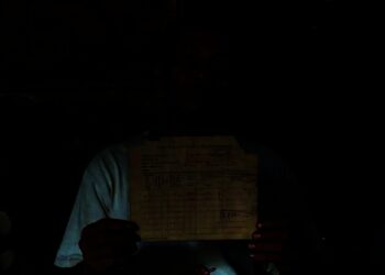 TUNJUKAN SURAT GIRIK–Ujang Sahrudin (57), yang mengklaim tanah jalan itu miliknya, menunjukan surat girik di kediamannya, Senin (6/12/2021). (ISTIMEWA)