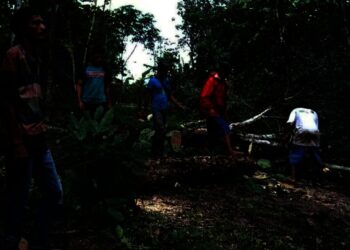 GOTONG – ROYONG–Masyarakat bersama Kades Sindangresmi, gotong – royong membuka jalan baru, Rabu (15/12/2021). (ISTIMEWA)