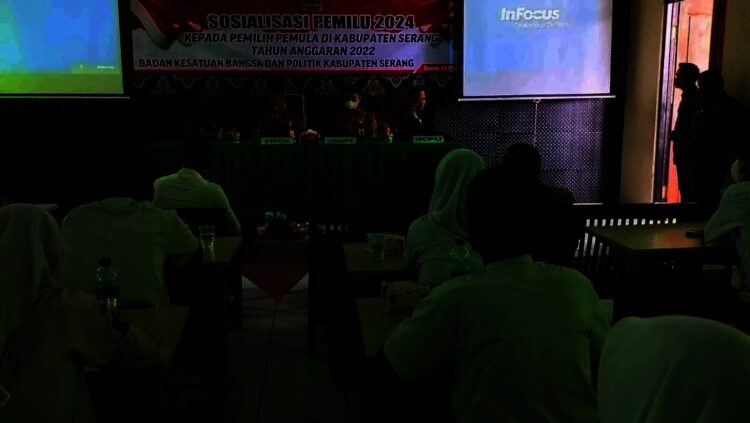 Sekretaris Dinkes Pandeglang, Eniyati, saat di wawancara wartawan, di ruang kerjanya, Rabu (15/12/2021). (ISTIMEWA)
