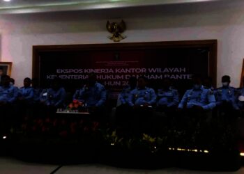 SERAHKAN BUKU–Kepala Dinsos Pandeglang, Nuriah, secara simbolis menyerahkan buku berbasis data kepada pihak Kecamatan, di salah satu rumah makan di Pandeglang. (ISTIMEWA)