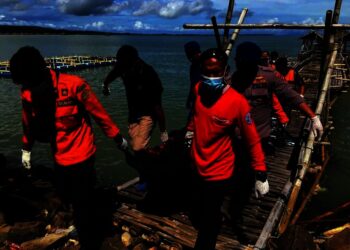 EVAKUASI–Tim SAR Gabungan, mengevakuasi jasad korban kapal tenggelam ke pesisir Teluk Labuan, untuk kemudian dibawa ke rumah duka, Kamis (9/12/2021). (ISTIMEWA)