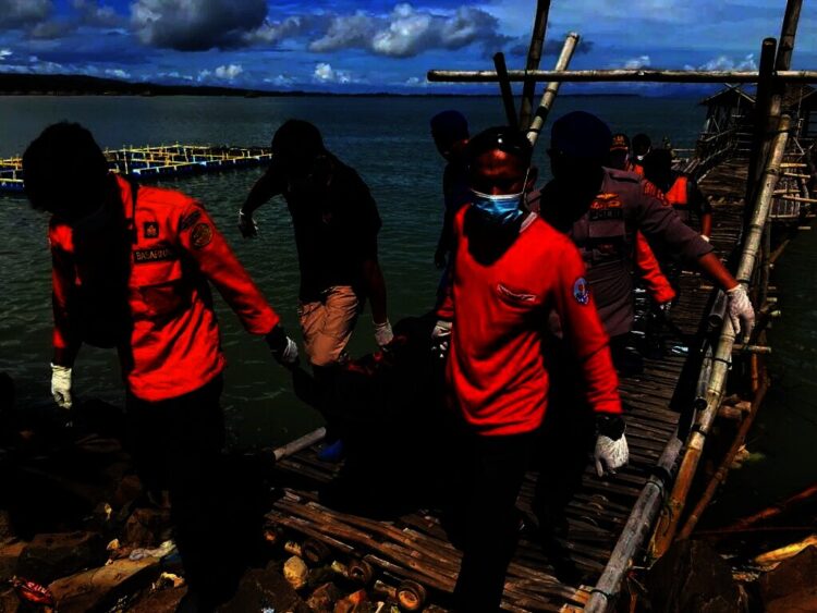 EVAKUASI–Tim SAR Gabungan, mengevakuasi jasad korban kapal tenggelam ke pesisir Teluk Labuan, untuk kemudian dibawa ke rumah duka, Kamis (9/12/2021). (ISTIMEWA)