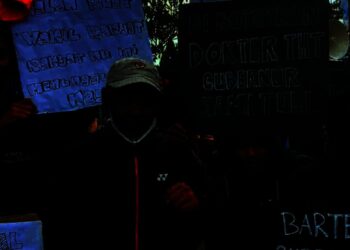 Buruh Bentangkan Poster Untuk Gubernur